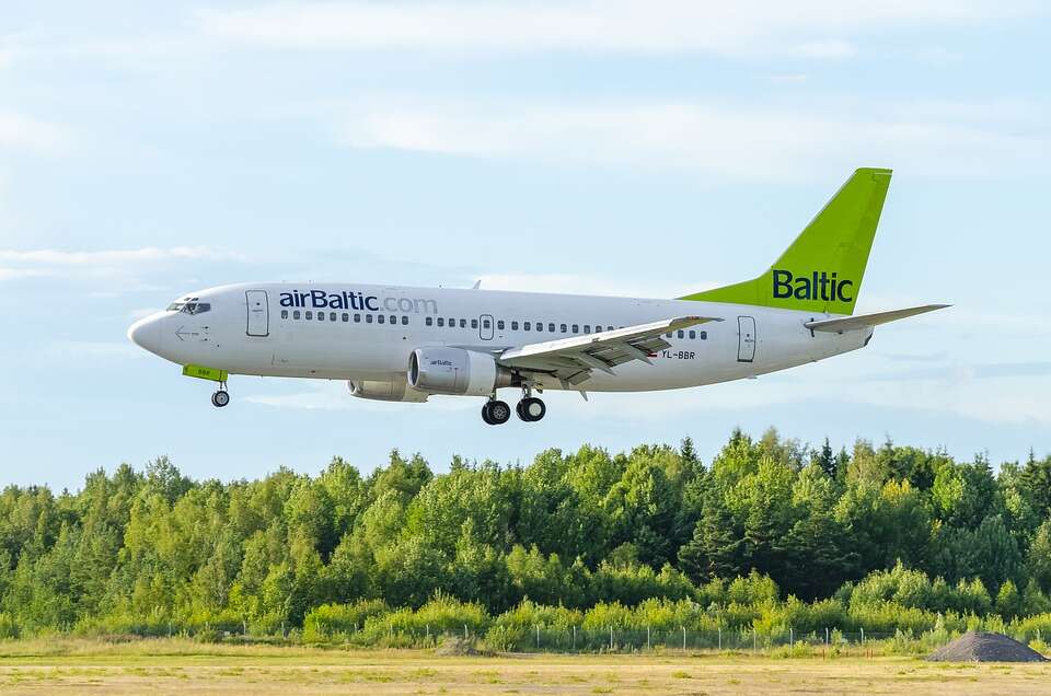 AirBaltic объявил о частичном возобновлении рейсов 