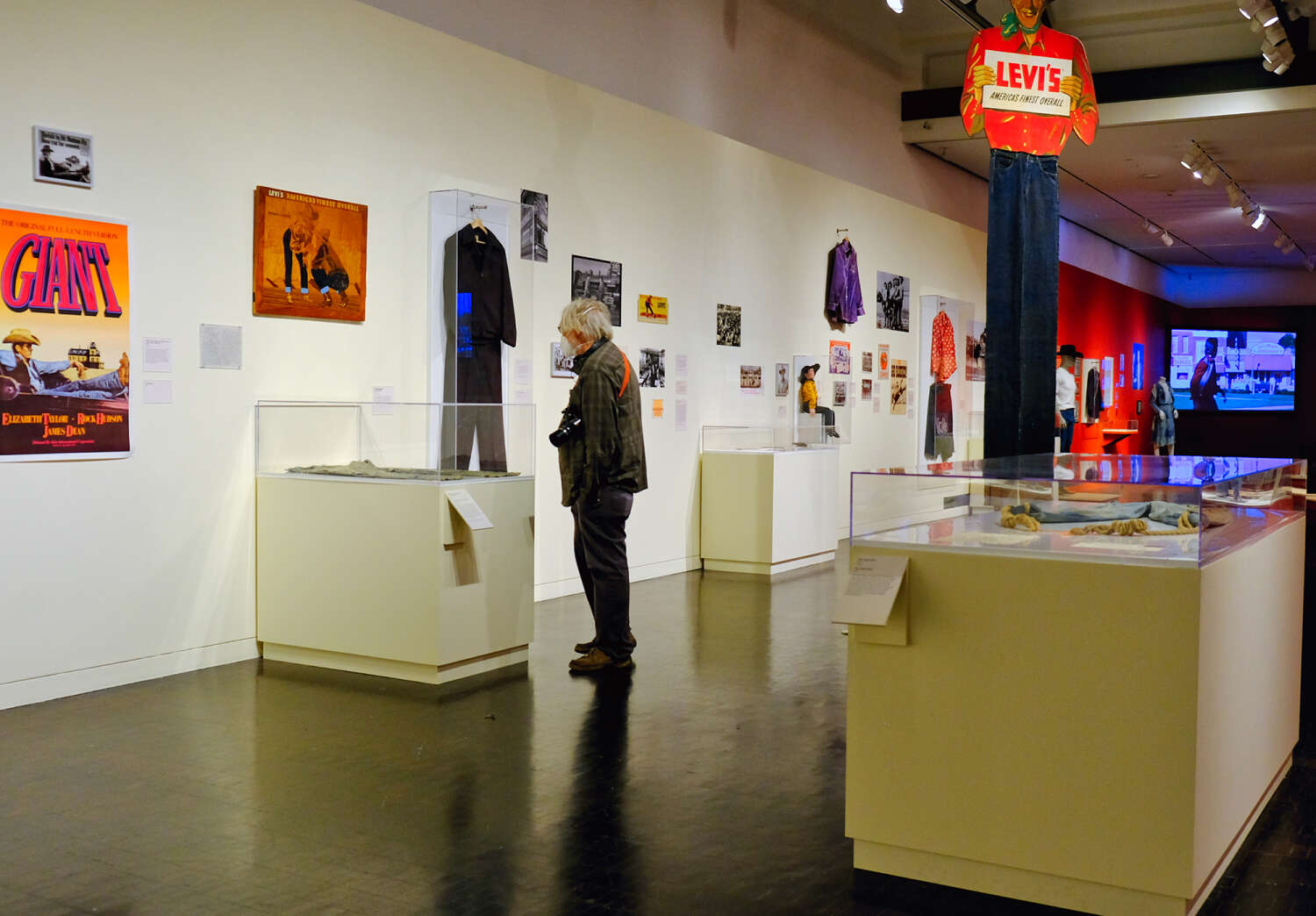Выставка, посвященная истории джинс в США