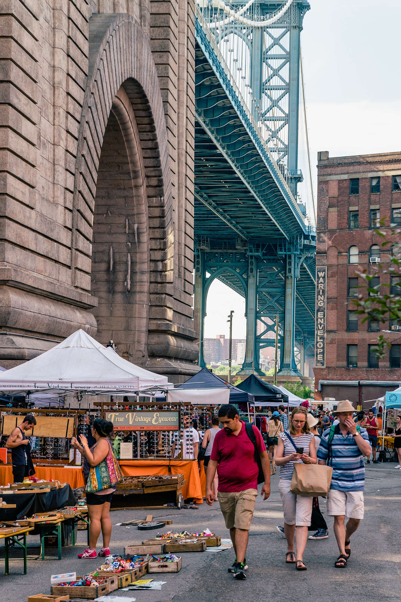 Блошиный рынок в Нью-Йорке у Бруклинского моста 