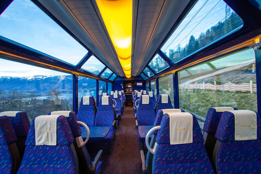 Gloden Pass поезд в Швейцарии 