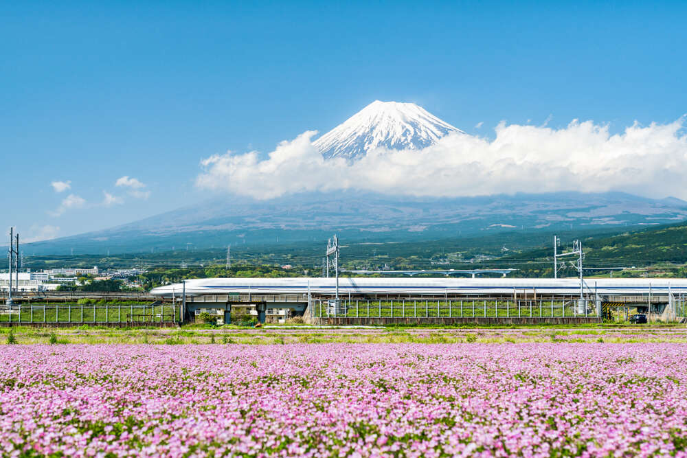 Поезд у подножия Фудзи в Японии