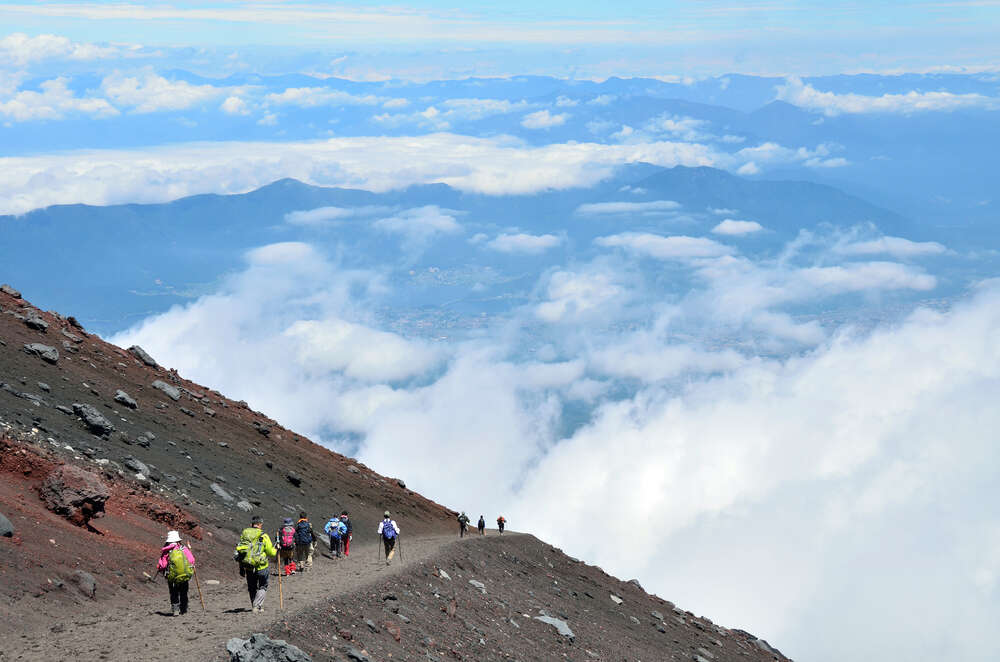 Альпинисты на горе Фудзи в Японии 
