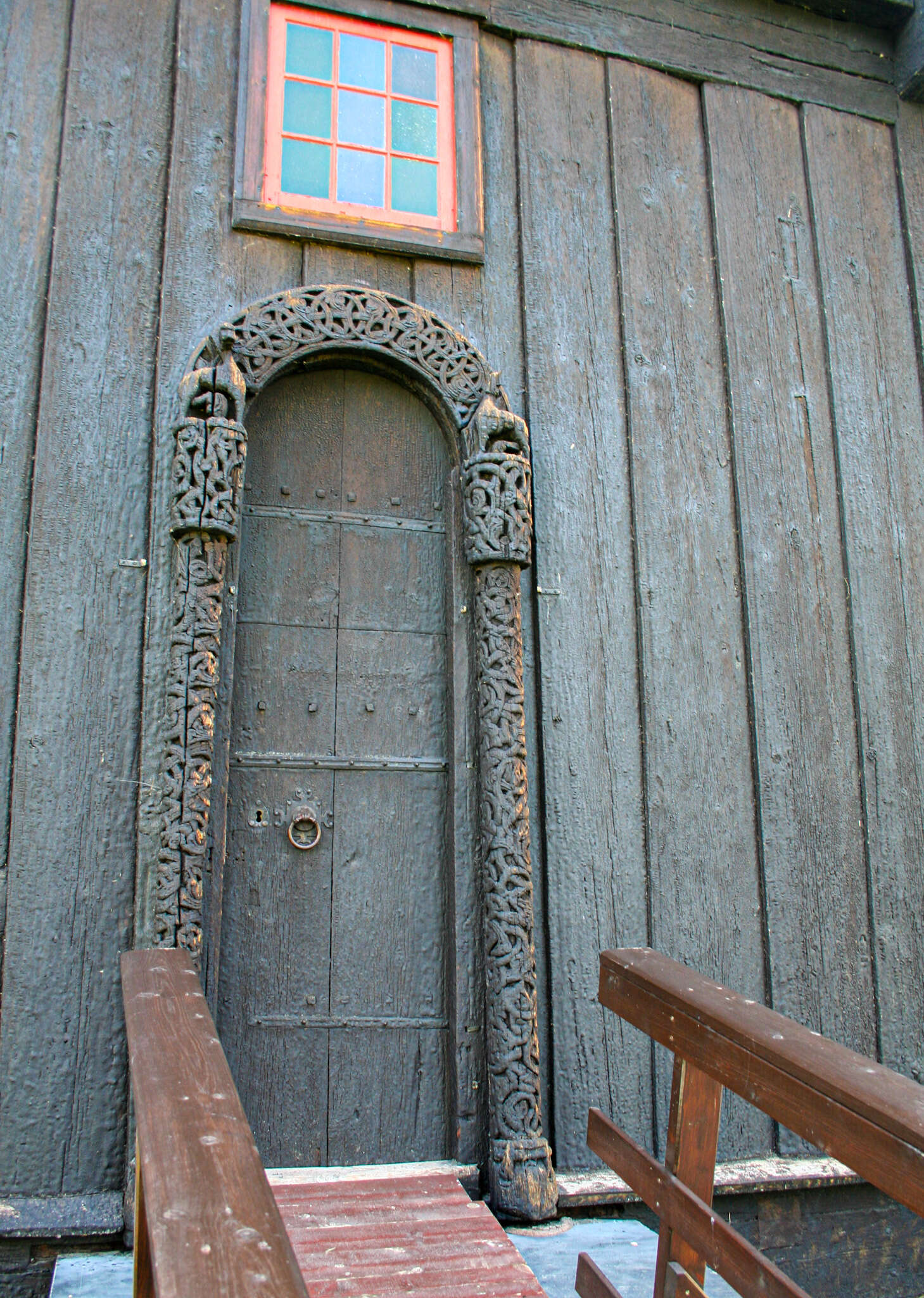 Резной орнамент на старинной церкви в Норвегии 