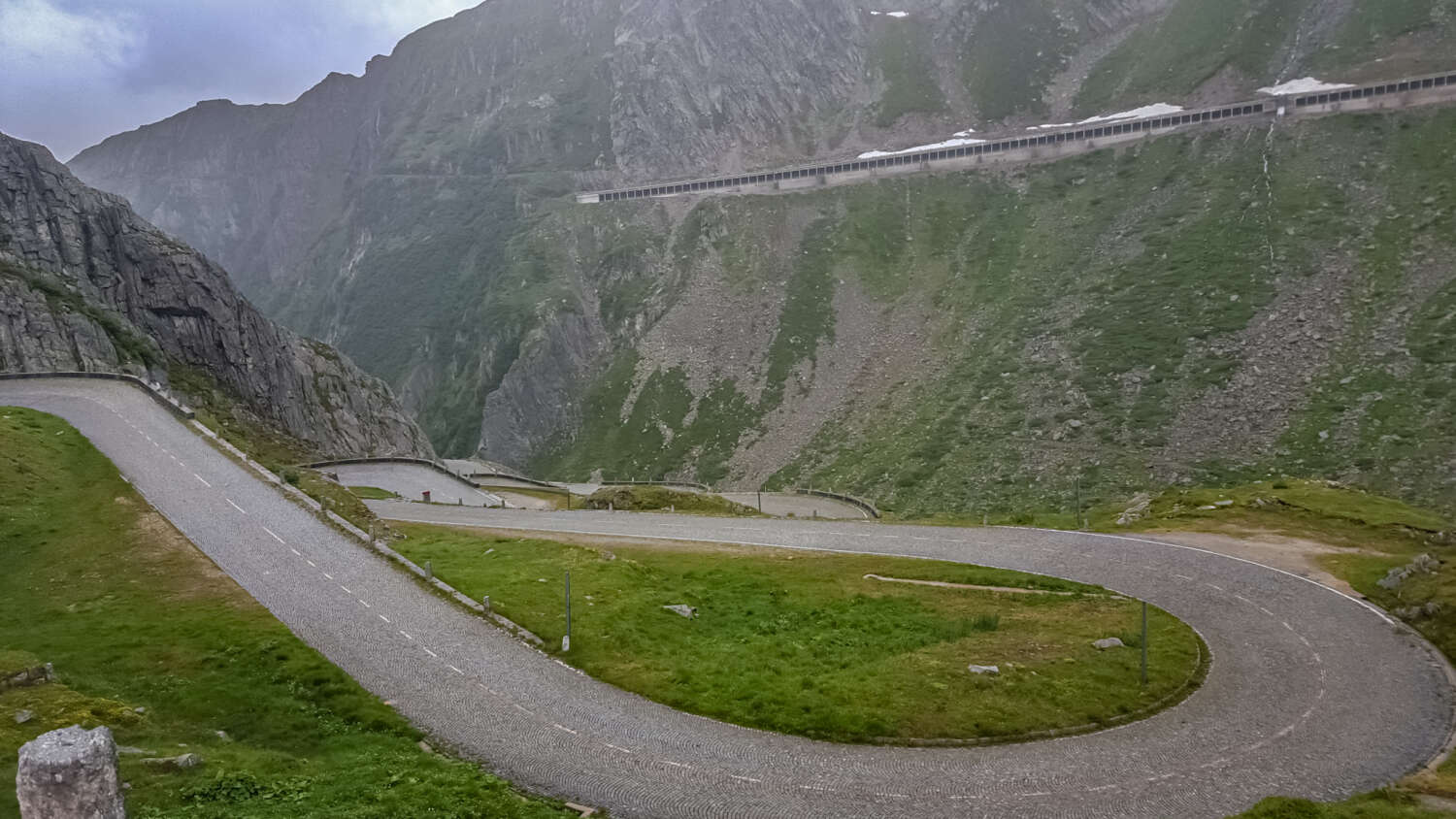 Автомобильная поездка по маршруту перевала Большой Сен-Бернар в Швейцарии 