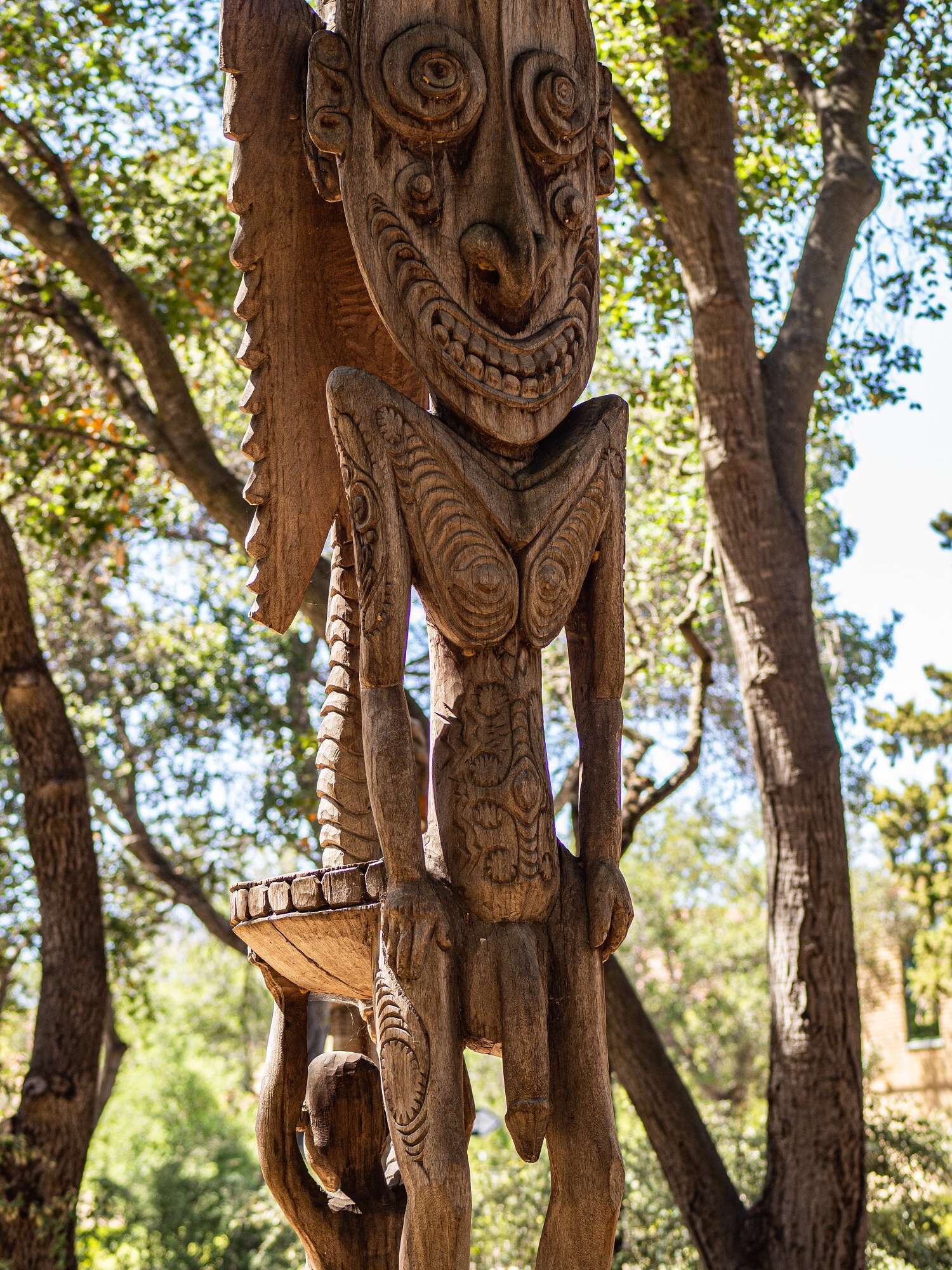 smiling-sculpture